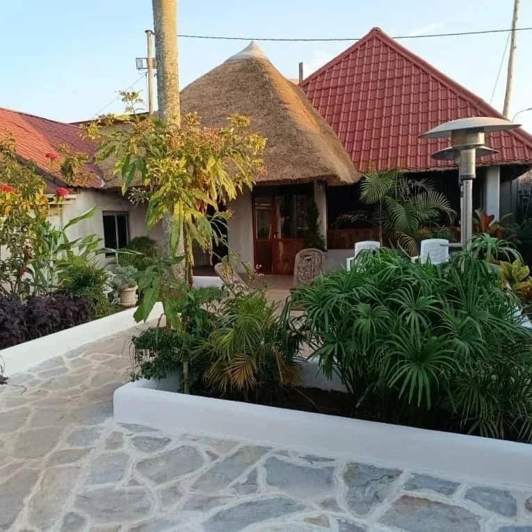 Mia Safari Lodge And Restaurant Entebbe Ngoại thất bức ảnh