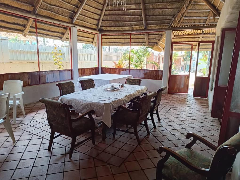 Mia Safari Lodge And Restaurant Entebbe Ngoại thất bức ảnh