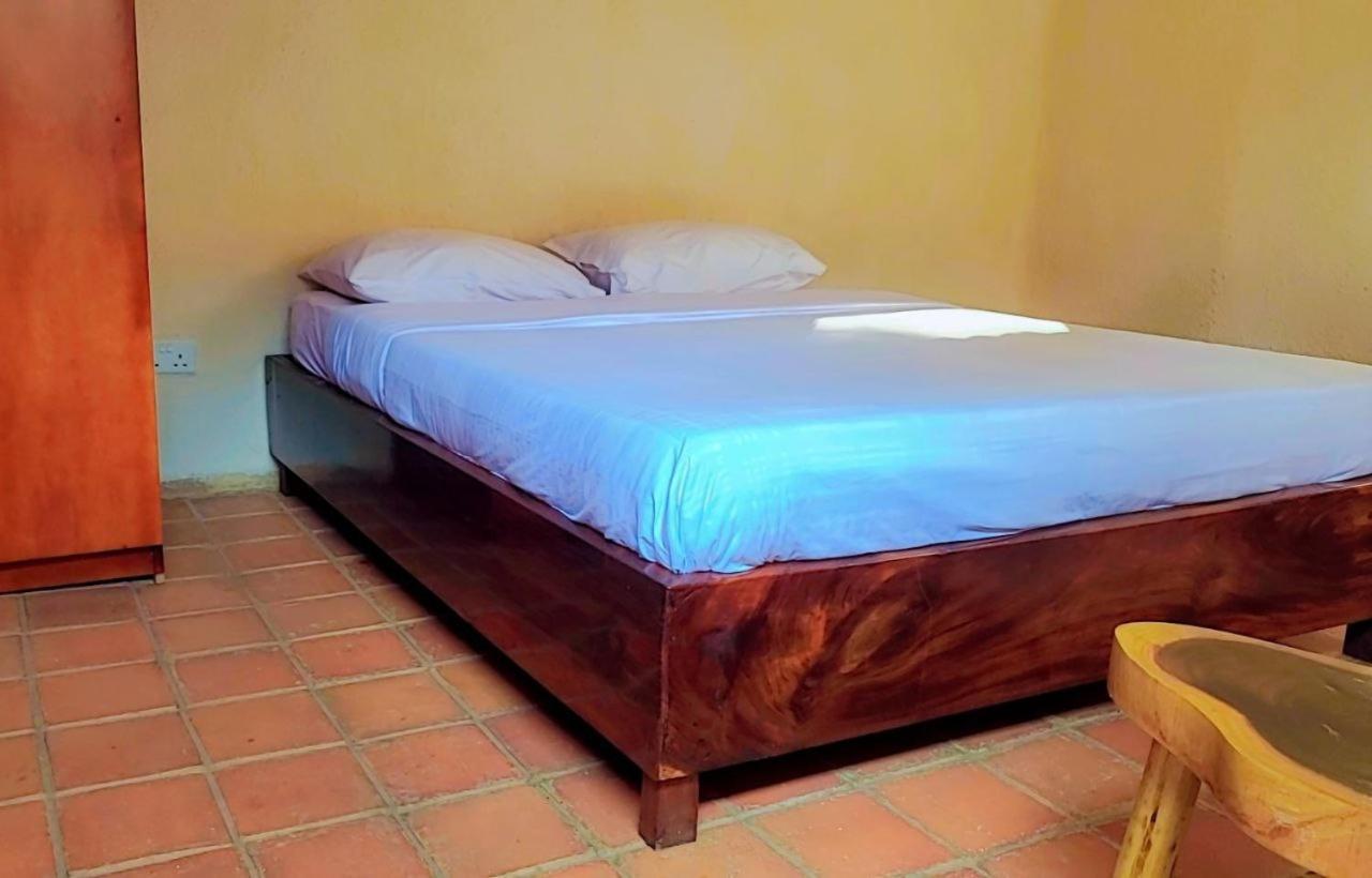 Mia Safari Lodge And Restaurant Entebbe Ngoại thất bức ảnh